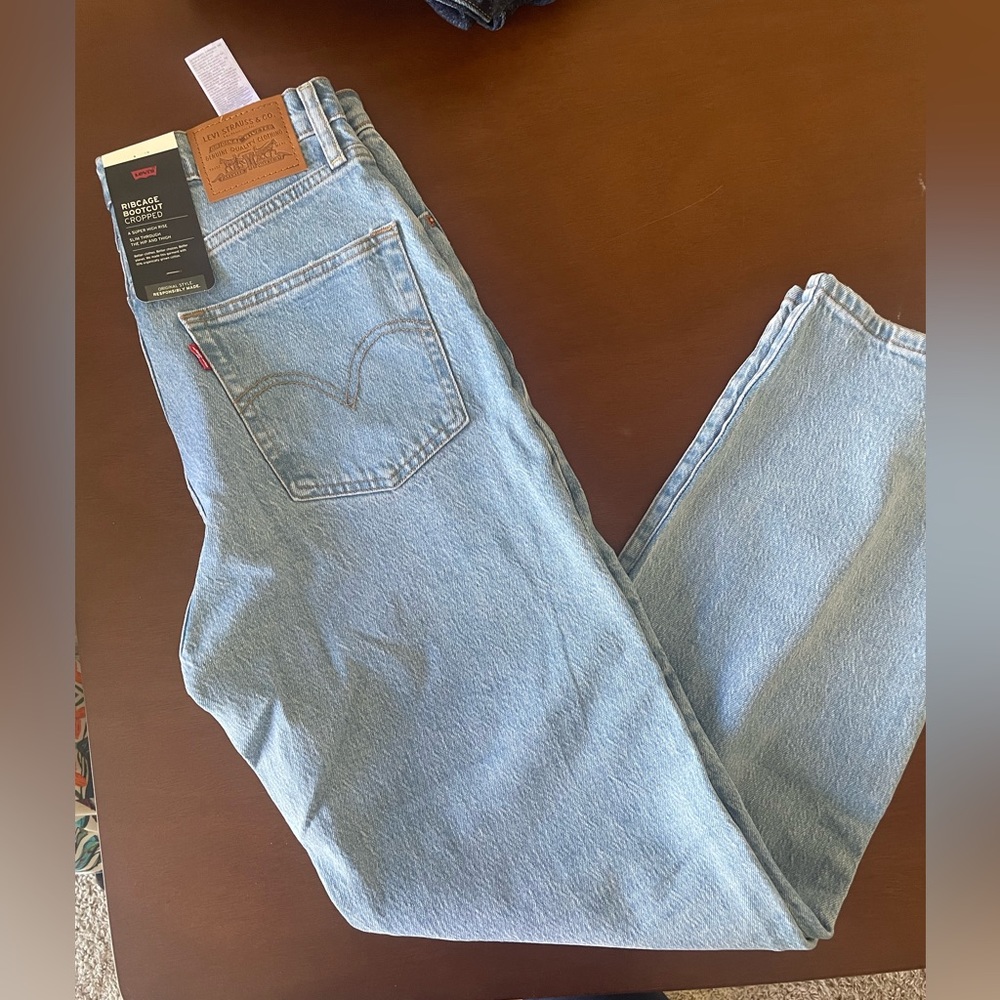 NWT LEVI’S RIBCAGE CROPPED BOOTCUT WOMEN'S JEANS Light Wash